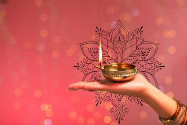Diwali kutlaması. Renkli arka planda diya lambası olan bulanık ışıkları olan bir kadın, yakın plan. Metin için boşluk