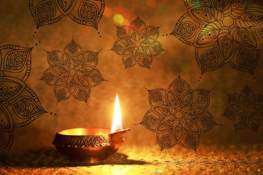 Diwali kutlaması. Diya lambası ve altın arkaplanda desen. Metin için boşluk