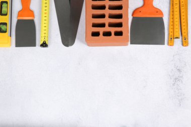 Bir çok farklı yapı aletleri ve yapı malzemeleri açık dokulu masa üzerinde düz bir şekilde duruyordu. Metin için boşluk