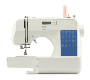 Bir modern dikiş makinesi beyaza izole edilmiş.