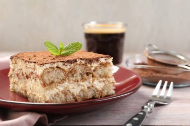 Hafif ahşap masada naneli nefis tiramisu, yakın plan.