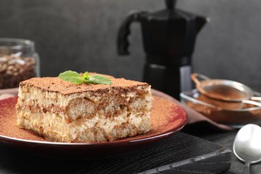 Masada naneli nefis tiramisu, yakın plan.