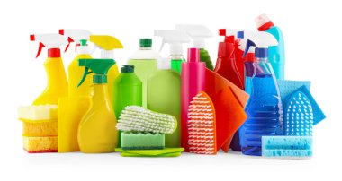 Beyaz üzerine izole edilmiş farklı temizlik ürünleri seti