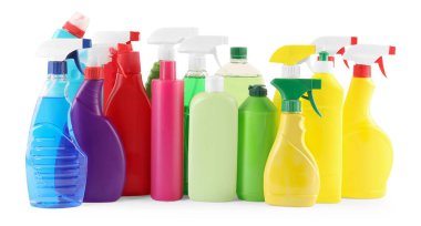 Beyaz üzerine izole edilmiş farklı temizlik ürünleri seti