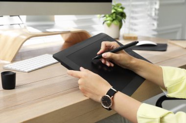 Masada grafiksel tablet üzerinde çalışan profesyonel rötuş, yakın plan