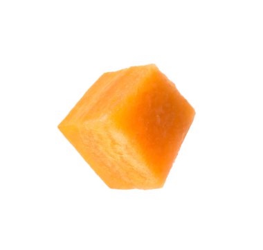 Taze olgun havuç parçası beyazda izole edilmiş.