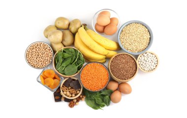 Beyaz zemin ve üst görünüm bakımından demir açısından zengin farklı ürünler. Anemi diyet planı