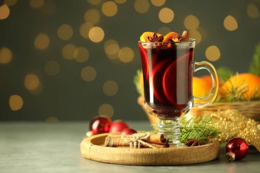 Bulanık ışıklara karşı nefis sıcak şarap, baharat ve Noel süsü. Metin için boşluk