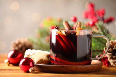 Baharatlı lezzetli bir şarap ve ahşap masada Noel süsü, yakın plan.