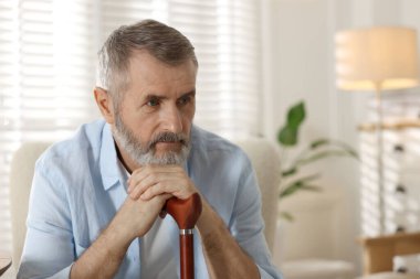 Evde bastonu olan son sınıf öğrencisi, mesaj için yer var.