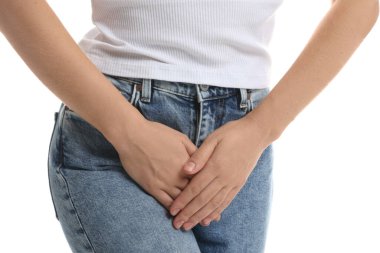 Cinsel yolla bulaşan hastalık. Beyaz arka planda semptomlardan muzdarip bir kadın, yakın plan.