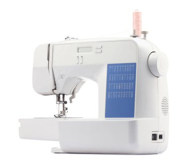 Bir modern dikiş makinesi beyaza izole edilmiş.