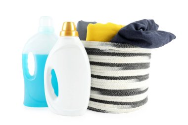 Çamaşır deterjanı şişelerde ve giysiler beyaza izole edilmiş.