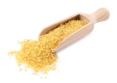 Tahta kepçe içindeki çiğ bulgur beyaza izole edilmiş.