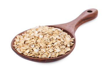 Tahta kaşıkta kuru yulaf ezmesi. Beyaz kaşıkta izole edilmiş.