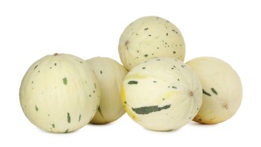 Birçok taze kavun beyazda izole edilmiş.