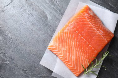 Gri masada taze somon ve biberiye var. Metin için boşluk