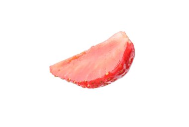 Olgun çilek parçası beyaza izole edilmiş.