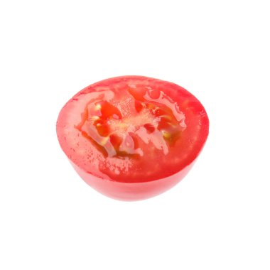 Olgun domatesin yarısı beyaza izole edilmiş.