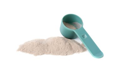 Protein tozu ve üzerinde beyaz izole Kepçe