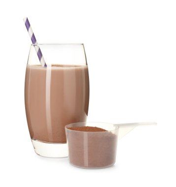 Bardakta leziz protein karışımı ve beyaza izole edilmiş toz.