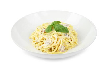 Lezzetli Carbonara makarnası beyaz kasede izole edilmiş.