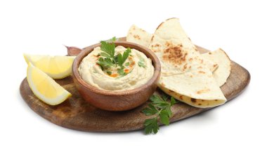 Maydanoz, paprika, pide ve limonlu leziz humus.