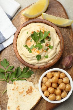 Maydanozlu lezzetli humus, paprika, pide, nohut ve limon.