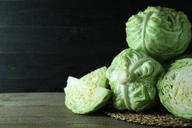 Ahşap masada taze lahana var. Metin için boşluk