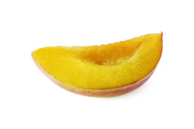 Olgun erik dilimi beyaza izole edilmiş.