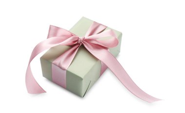Beyaz üzerinde pembe yay olan güzel hediye kutusu