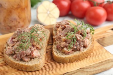 Konserve et ve dereotlu sandviçler masada, yakın plan.