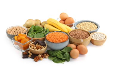 Beyaz arka planda demir bakımından zengin farklı ürünler. Anemi diyet planı