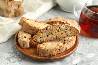 Geleneksel İtalyan badem bisküvileri (Cantucci) gri desenli masa üzerinde, yakın plan