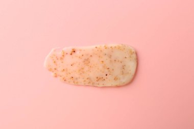 Açık pembe arka planda vücut fırçası, üst görünüm