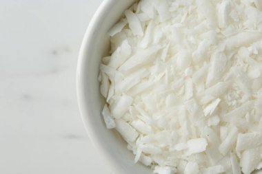 Beyaz mermer masada kasede soya cilası, üst manzara.