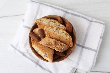 Lezzetli bademli bisküviler (Cantuccini) ve beyaz ahşap masada fındıklar.