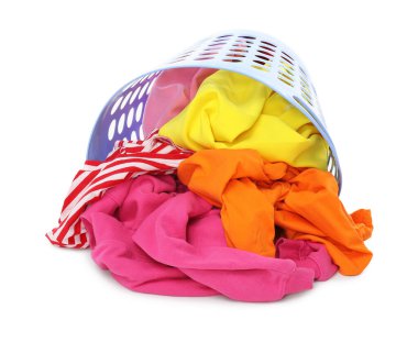 Çamaşır sepetinin beyaza izole edilmiş renkli giysileri var.