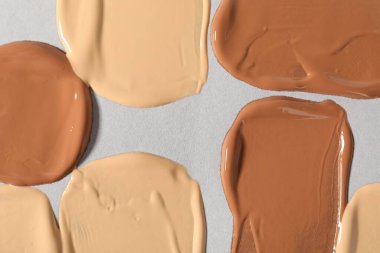 Açık gri arkaplanda farklı temel örnekleri, üst görünüm