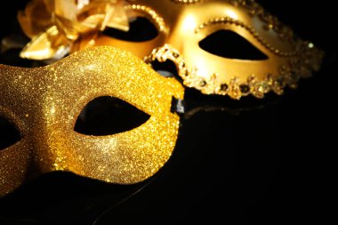Siyah arka planda güzel altın karnaval maskeleri, yakın plan