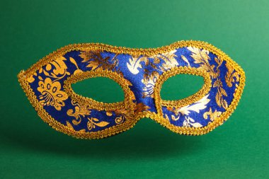 Yeşil arka planda güzel, parlak bir karnaval maskesi
