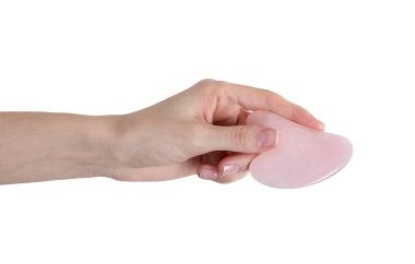Beyaz arka planda gua sha aracı tutan kadın, yakın plan