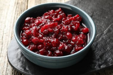 Lezzetli yaban mersini sosu masada, yakından.