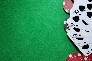 Poker fişleri ve iskambil kağıtları yeşil masada, düz yatıyordu. Metin için boşluk