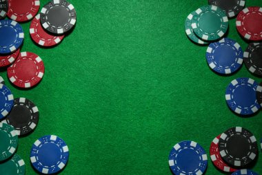 Yeşil masa üzerinde poker fişleri çerçevesi, düz yatıyordu. Metin için boşluk