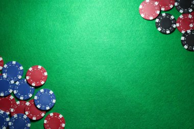 Poker fişleri yeşil masada, düz yatıyordu. Metin için boşluk