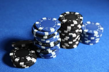 Poker oyunu. Kumarhane fişleri mavi masada, yakın plan.