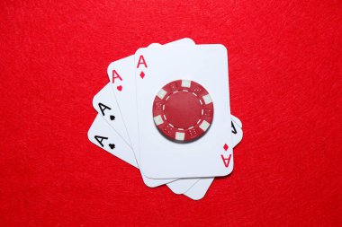Kırmızı masada kağıt ve poker çipi, üst görünüm
