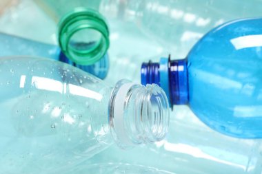 Arkaplan olarak birçok plastik şişe, yakın görünüm