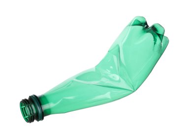 Kırışmış bir plastik şişe beyaza izole edilmiş.